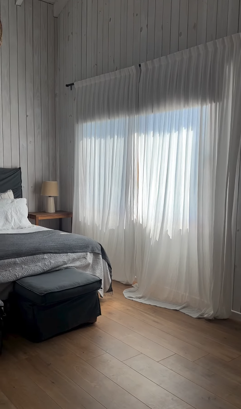 Cortina textil instalada en barral
